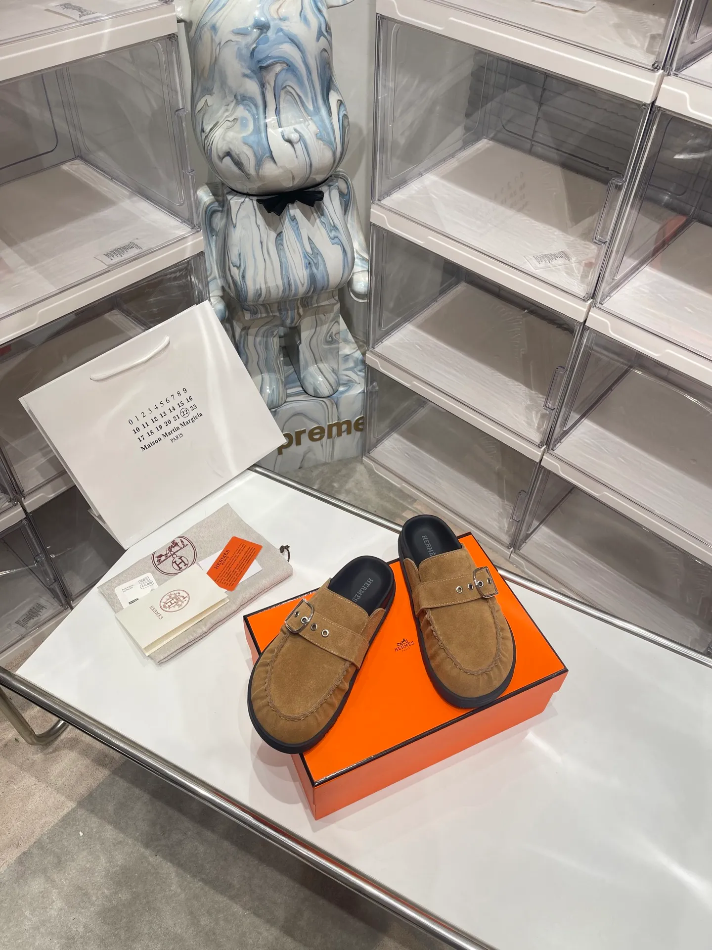 [H Family Hermès] P: 540💰 Size: Male 39-44 (45 46 customized) Female 35-40 (41 42 customized) HERMES Hermès latest kelly buckle couple style Birkenstock slippers, classic family language design! It looks good no matter how you match it! Casual and high-end feeling, the comfort is also great, paired with a variety of colorful socks, it gives a trendy and high-end feel ●Upper: imported cow suede ●Inner: imported sheepskin ●Foot pads: imported mixed sheepskin ●Outsole: Tpu non-slip and wear-resistant outsole